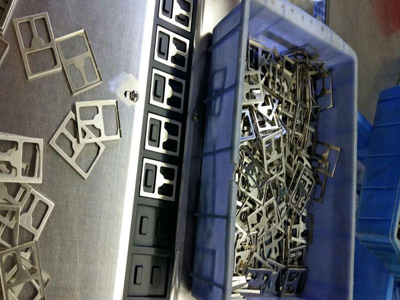 【鑫林成】洋白銅屏蔽罩用載帶包裝的一些細(xì)節(jié)問題注意事項